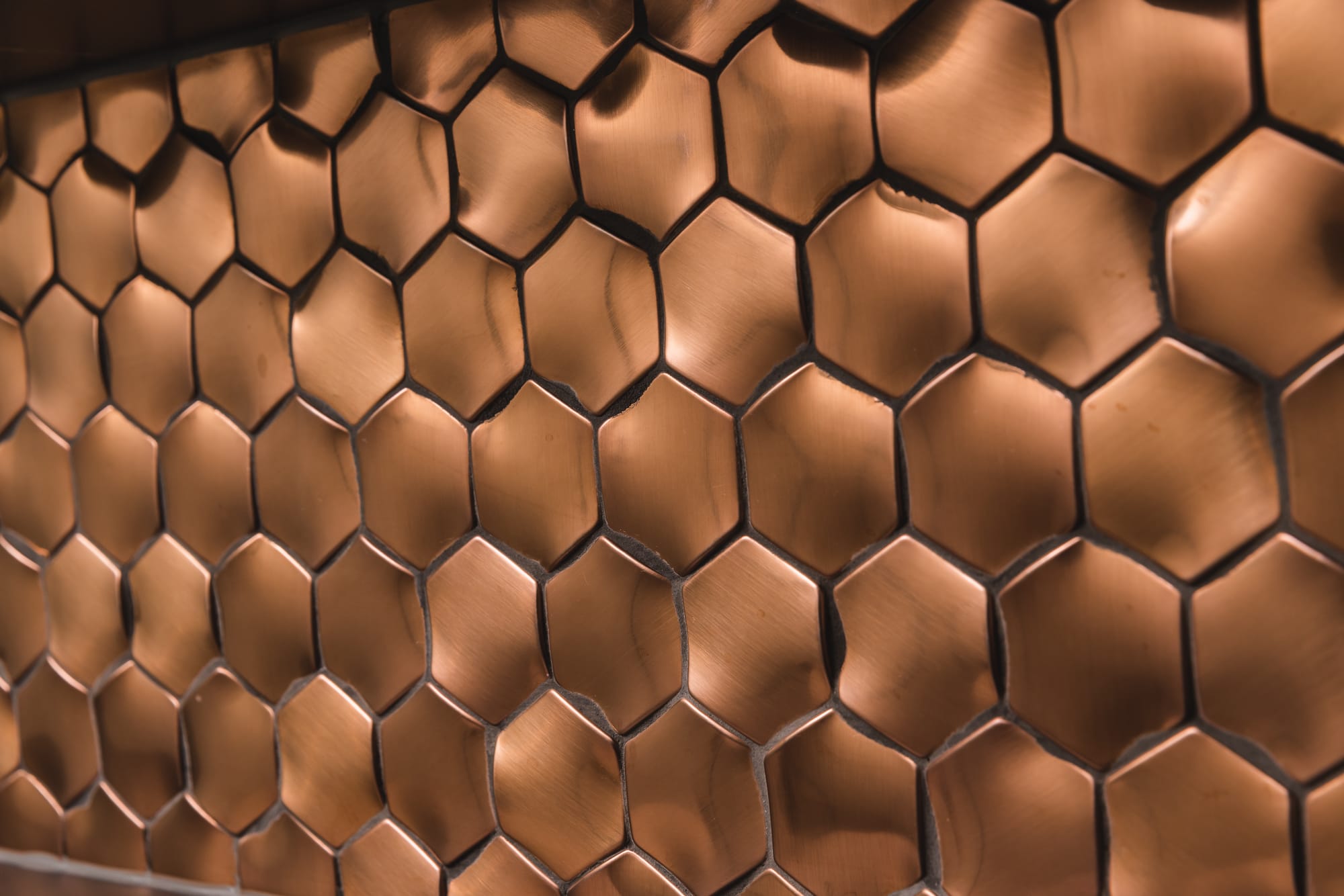 Bronzen hexagon mozaïek tegels in badkamer
