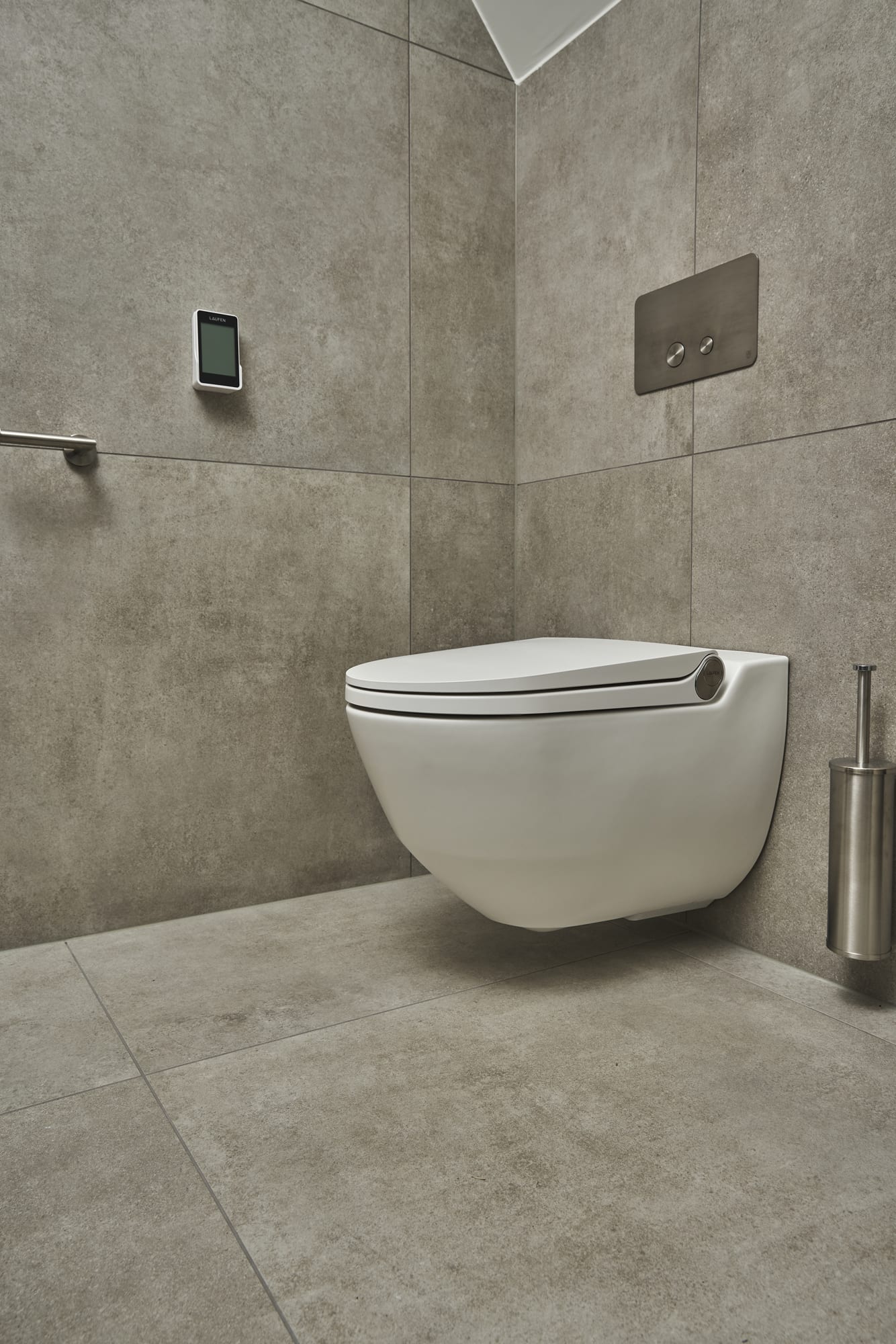 toilet in badkamer met betonlook tegels van Pastorelli 