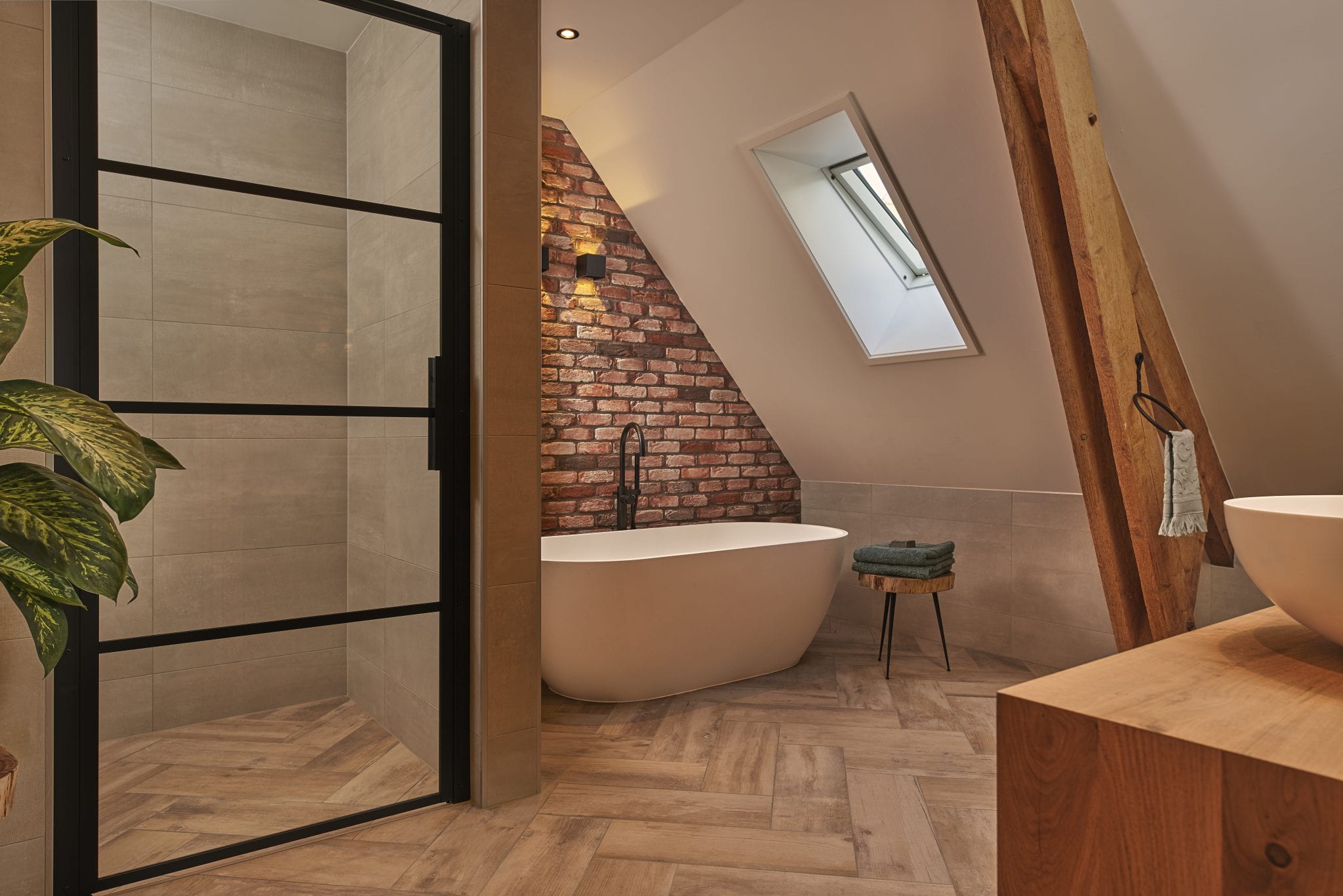 Badkamer met hout en vrijstaand bad