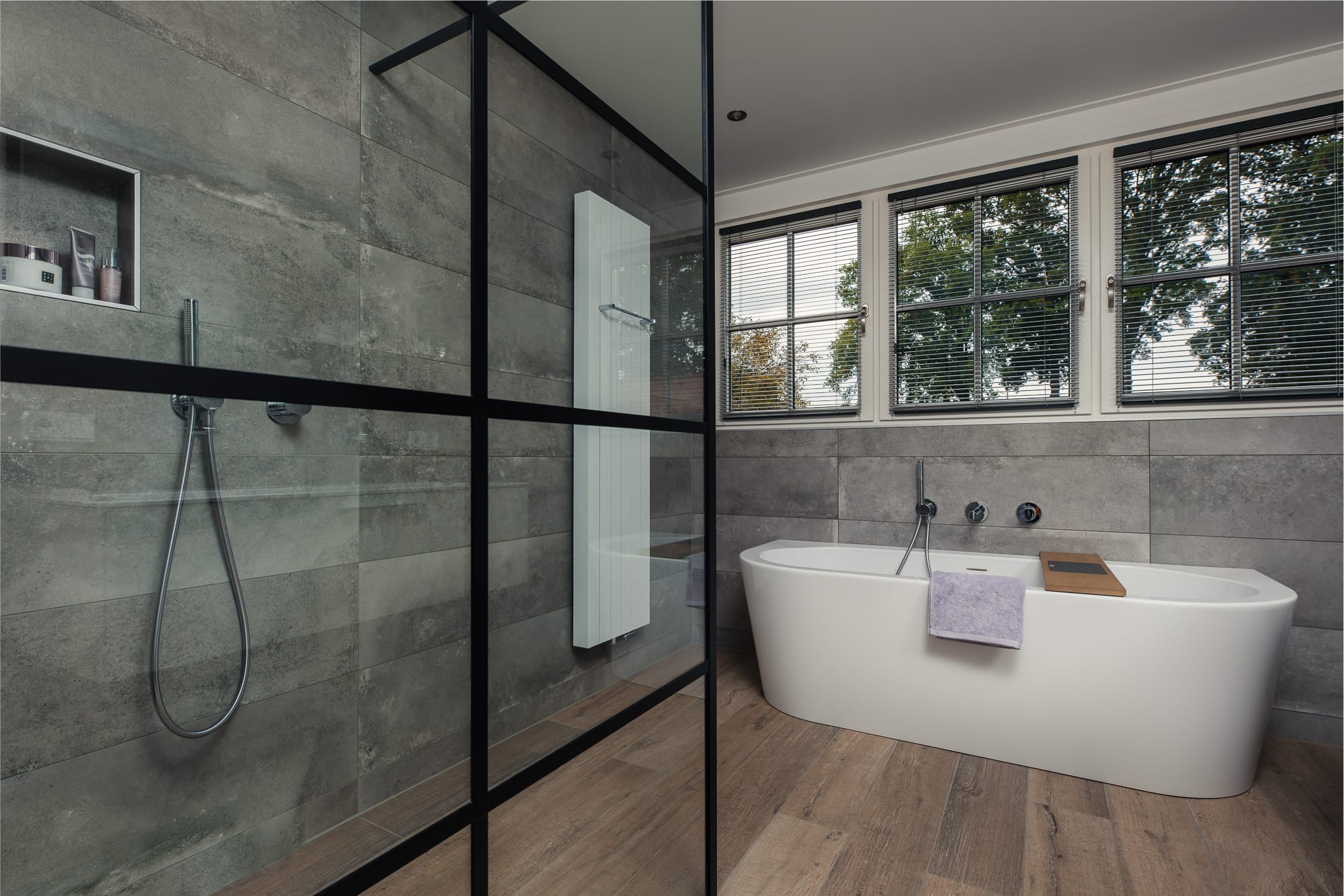badkamer met betonlook wandtegels en houtlook tegels