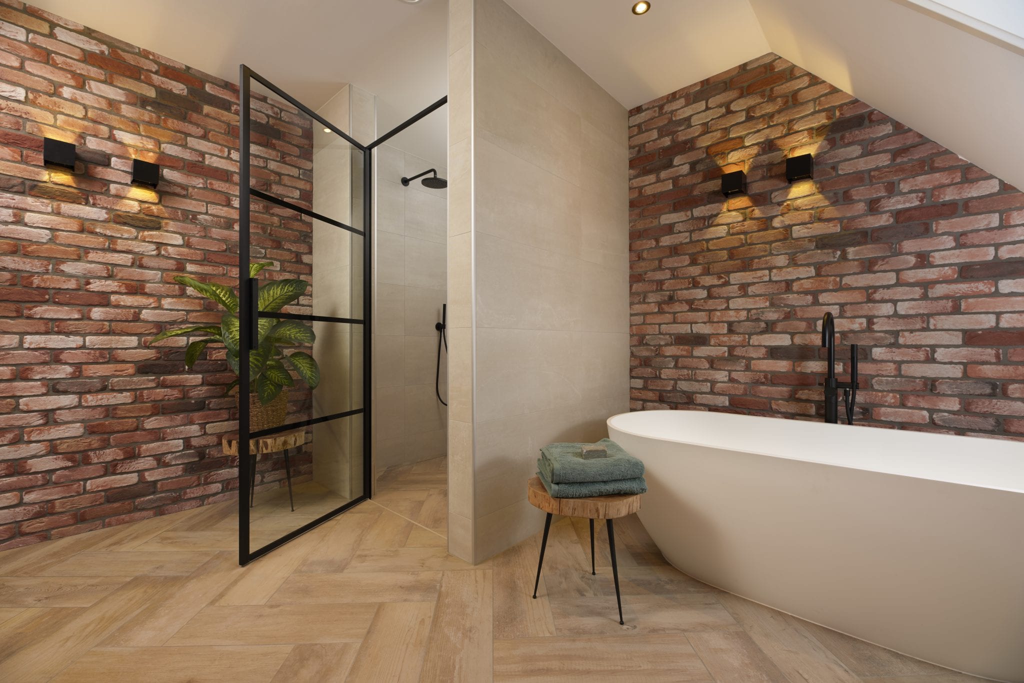 industriële badkamer met solid surface en vrijstaand bad