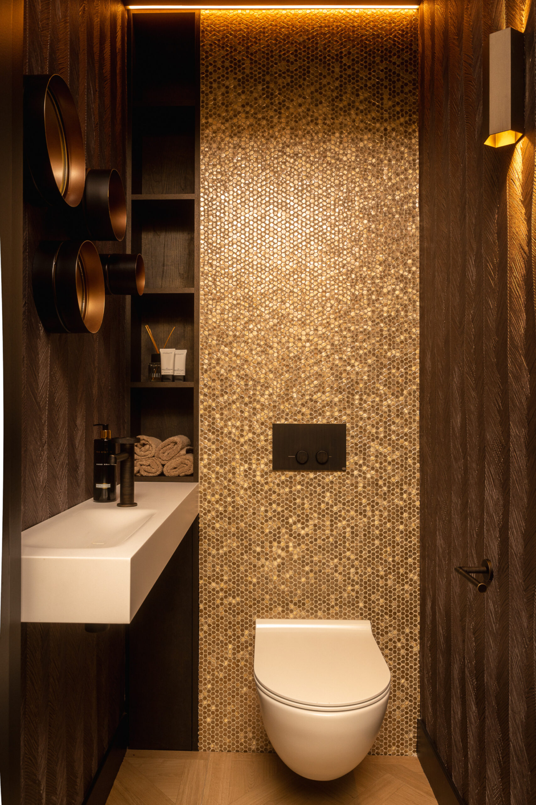 Hotel chique toilet gouden mozaïek
