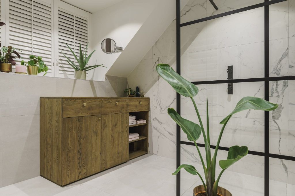 Badkamer met hout en vrijstaand bad