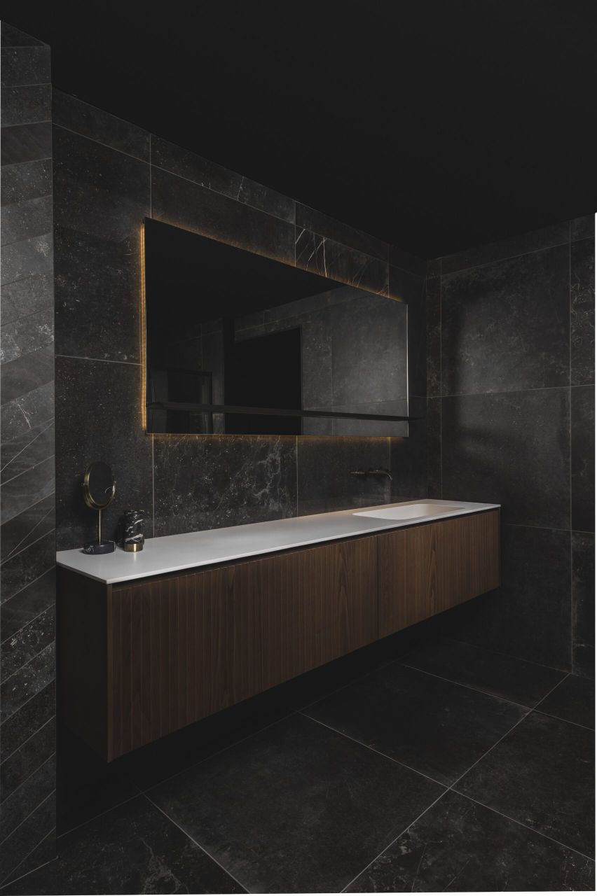 zwarte badkamer met maatwerk houten badmeubel