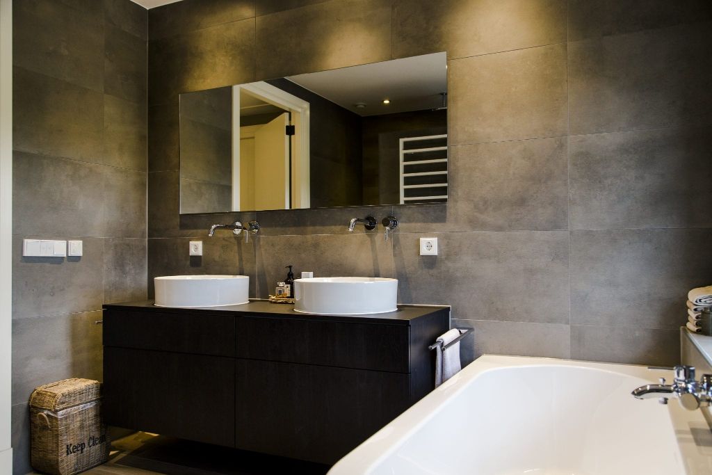 opbouwkommen spiegel bad hout badkamer zwarte wastafel
