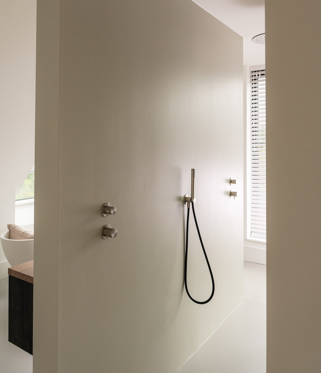 Moderne badkamer met dubbele douche